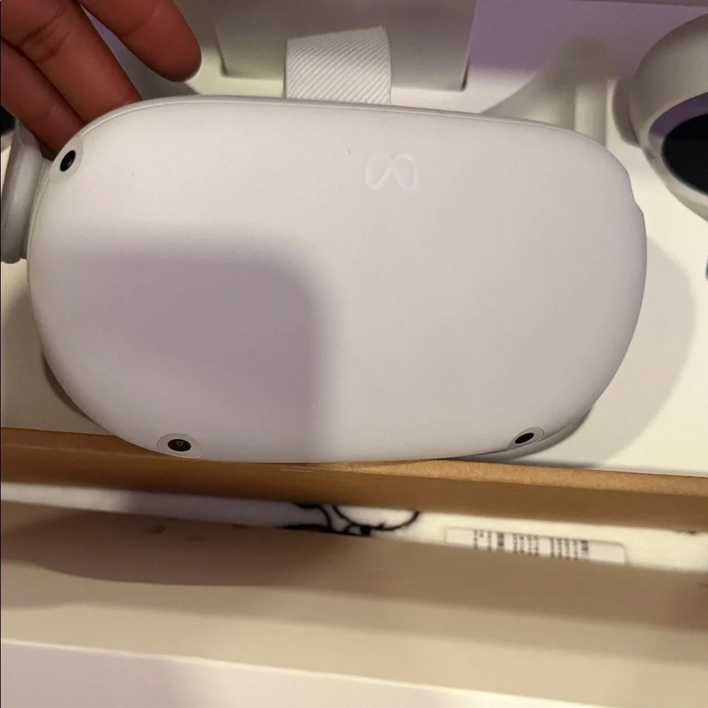 White VR Headset with Controllers - Immersive Virtual Reality Kit